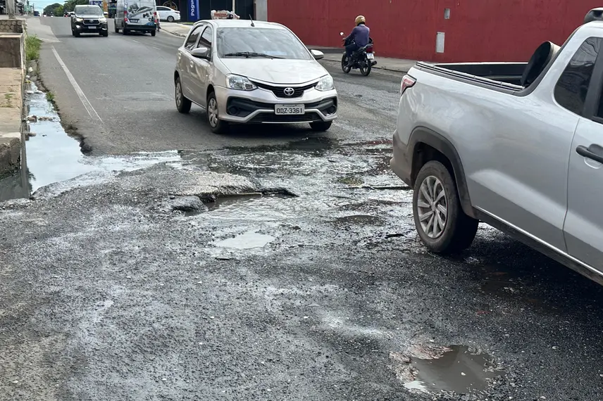 Via esburacada causa transtornos a motoristas no bairro Três Andares, em Teresina