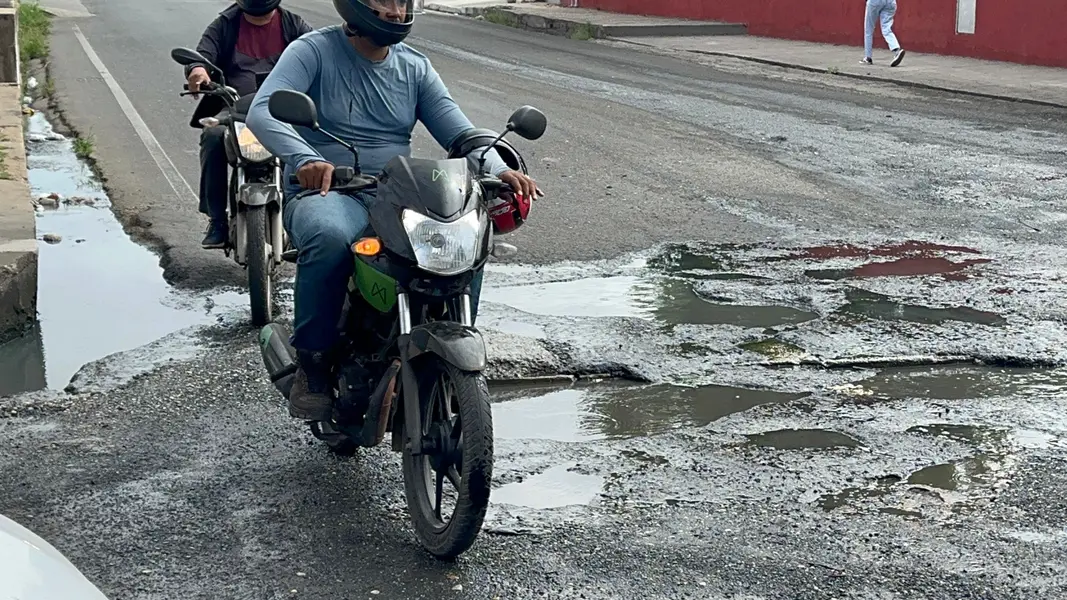 Via esburacada causa transtornos a motoristas no bairro Três Andares, em Teresina