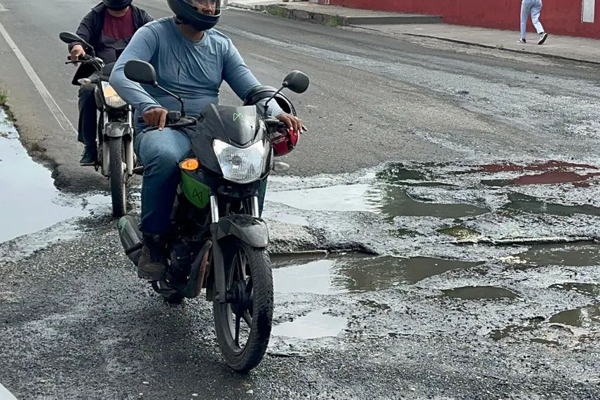 Via esburacada causa transtornos a motoristas no bairro Três Andares, em Teresina