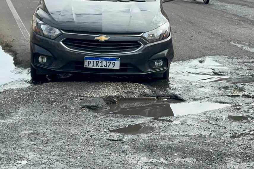 Via esburacada causa transtornos a motoristas no bairro Três Andares, em Teresina