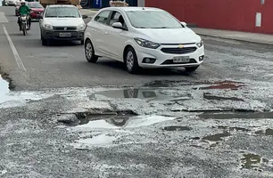 Via esburacada causa transtornos a motoristas no bairro Três Andares, em Teresina (Foto: Conecta Piauí)
