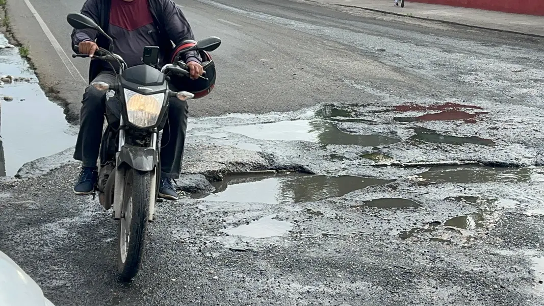 Via esburacada causa transtornos a motoristas no bairro Três Andares, em Teresina