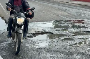 Via esburacada causa transtornos a motoristas no bairro Três Andares, em Teresina (Foto: Conecta Piauí)