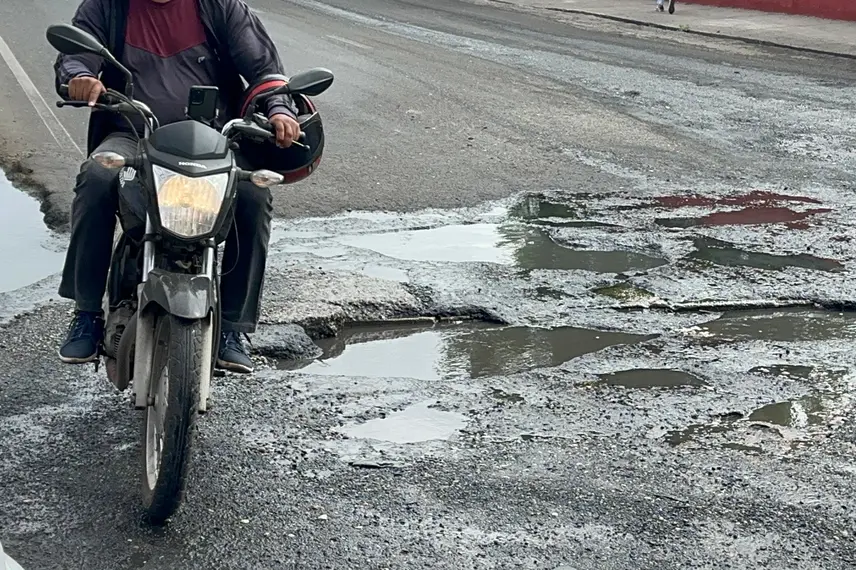 Via esburacada causa transtornos a motoristas no bairro Três Andares, em Teresina