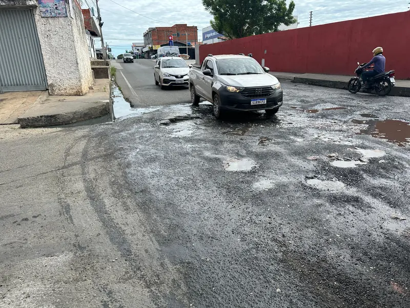 Via esburacada causa transtornos a motoristas no bairro Três Andares, em Teresina