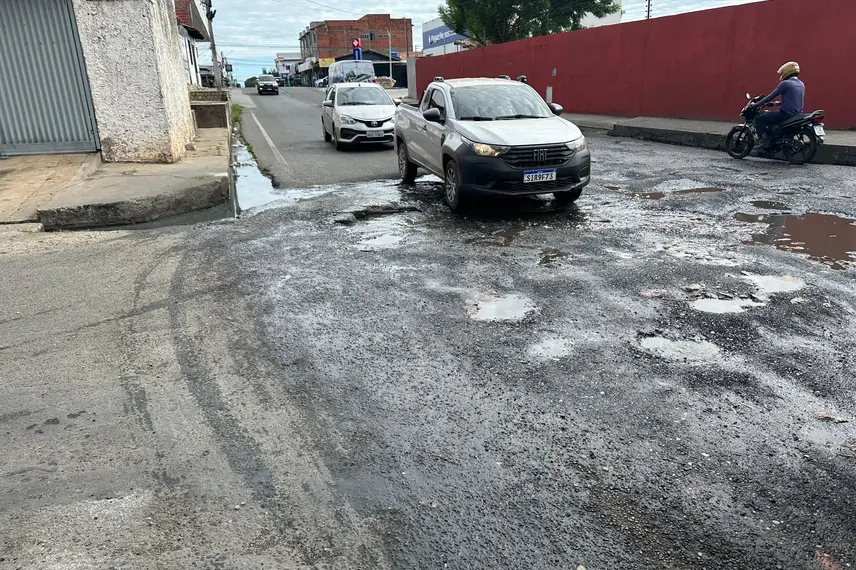Via esburacada causa transtornos a motoristas no bairro Três Andares, em Teresina