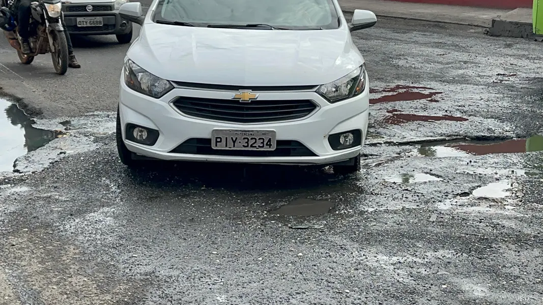 Via esburacada causa transtornos a motoristas no bairro Três Andares, em Teresina