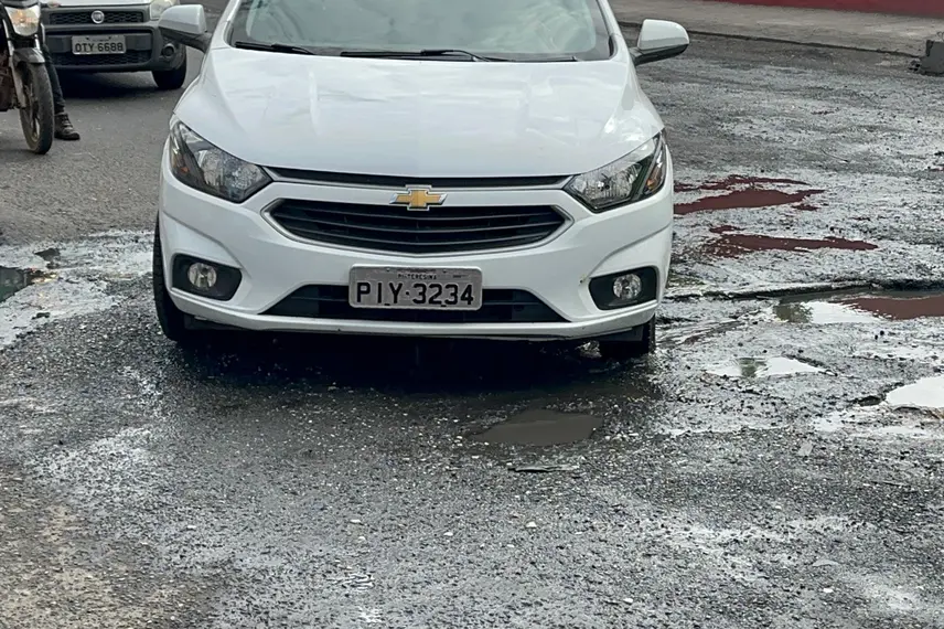Via esburacada causa transtornos a motoristas no bairro Três Andares, em Teresina