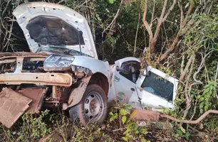 Apesar de carro partir ao meio, colisão grave não deixa feridos graves na PI-112 (Foto: Reprodução)