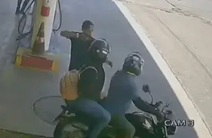 Assaltante aponta arma para Uber Moto e rouba veículo em posto de Teresina (Foto: Reprodução)