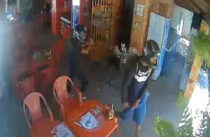 Bandidos roubam clientes e ameaçam dona do 'Boteco da Leoa' na BR-343, em Teresina (Foto: Reprodução)