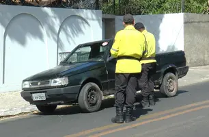 Blitz de trânsito flagra irregularidades e apreende moto adulterada em Floriano (Foto: TV Conecta)