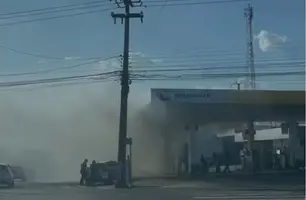 Bomba de combustível pega fogo em posto na zona Sul de Teresina (Foto: Reprodução)