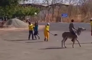 Briga inusitada entre gari e jovem chama atenção de populares em Gilbués (Foto: Reprodução)