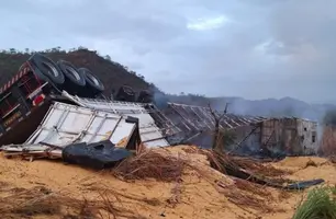 Caminhão com carga de milho tomba e pega fogo na BR-135 em São Gonçalo do Gurgueia (Foto: Reprodução/Portal Gurguéia)