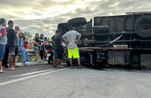 Caminhão com equipamentos de show tomba e fecha a BR-343, em Altos (Foto: Pedro Melo/Conecta Piauí)
