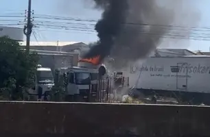 Caminhão engata em fiação, derruba poste e provoca incêndio em Teresina (Foto: Reprodução)
