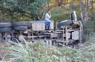 Caminhão tomba após colidir contra poste na zona Leste de Teresina (Foto: Reprodução)