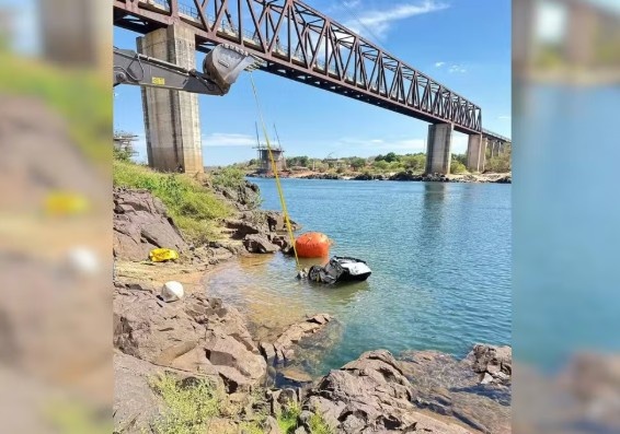 Caminhonete que caiu com ponte entre TO e MA é retirada do rio após quase 8 meses