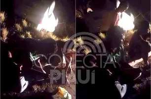 Carro capota no Rodoanel de Teresina e cantor faz show improvisado perto da pista (Foto: Reprodução)