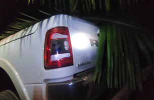 Carro desce ribanceira próximo a ponte e colide contra palmeira Nazária (Foto: Repórter 12/Conecta Piauí)