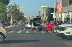 Colisão envolvendo três carros causa congestionamento em avenida de Teresina (Foto: Conecta Piauí)