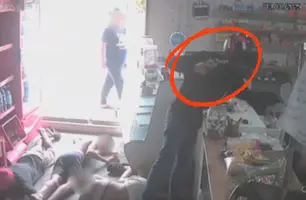 Criminoso armado assalta mercadinho e rende clientes na zona Sul de Teresina (Foto: Reprodução)