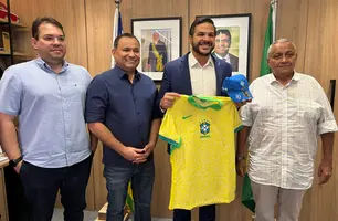 Deputado Evaldo Gomes anuncia troféu da Série B com nome de Washington Bandeira (Foto: Reprodução/Ascom)