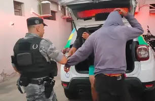 Dupla tenta se livrar de celular roubado mas PM vê e apreende os dois em Teresina (Foto: Repórter 12/Conecta Piauí)