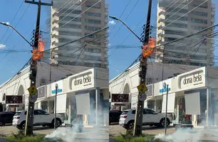 Emaranhado de fios pega fogo em postes da rede elétrica na zona Leste de Teresina (Foto: Joseph Silva/Conecta Piauí)