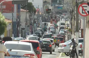 Falta de estacionamentos desafia mobilidade urbana em Floriano, no Sul do Piauí (Foto: TV Conecta)