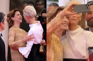 Fernanda Torres e Tilda Swinton protagonizam encontro carinhoso em Veneza (Foto: Reprodução)