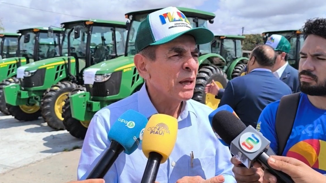 Governo entrega tratores e retroescavadeiras para 34 municípios do Piauí