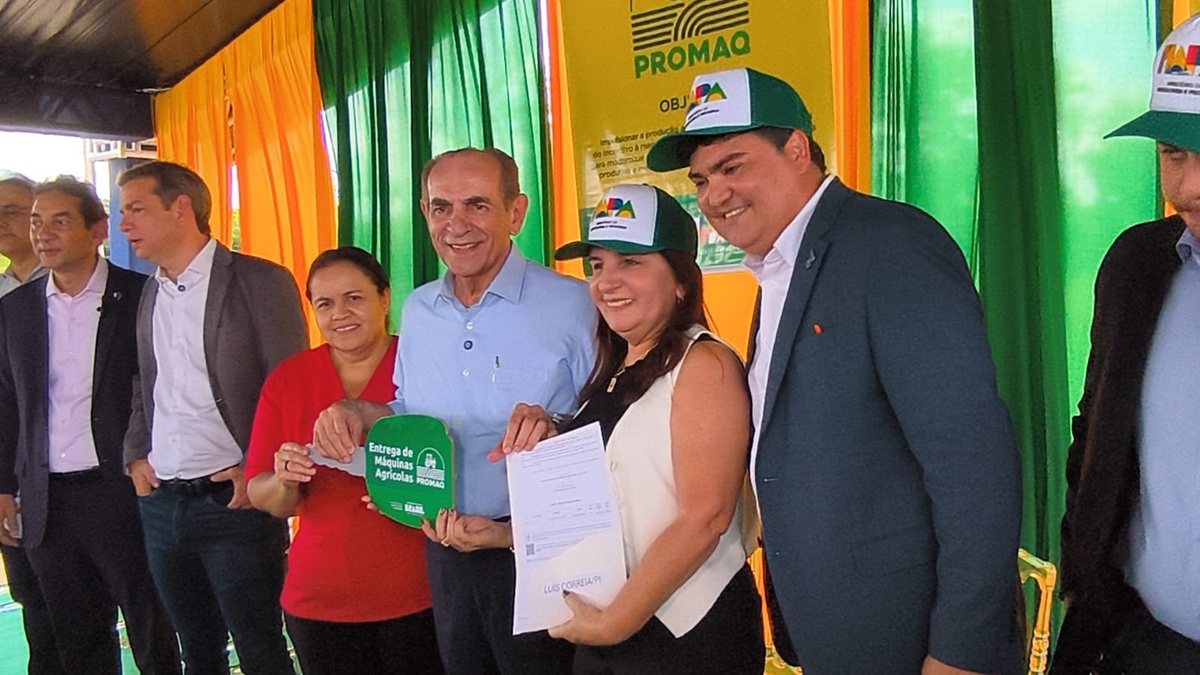 Governo entrega tratores e retroescavadeiras para 34 municípios do Piauí
