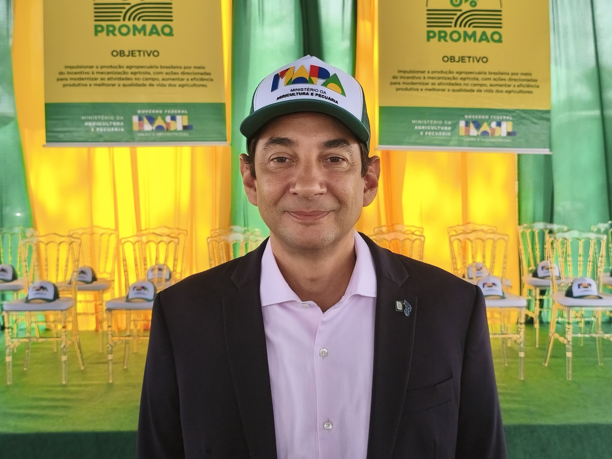 Governo entrega tratores e retroescavadeiras para 34 municípios do Piauí