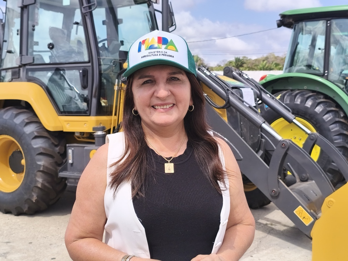 Governo entrega tratores e retroescavadeiras para 34 municípios do Piauí