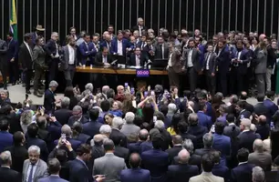 Hugo Motta abre sessão após horas de protestos de prlamentares da oposição (Foto: Bruno Spada/Câmara dos Deputados)