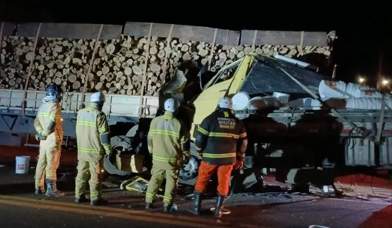 Idoso fica ferido em colisão envolvendo caminhões na BR-230, em Oeiras