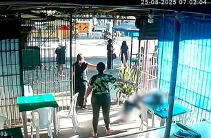 Idoso sofre suposto infarto dentro de lanchonete no Centro de Parnaíba (Foto: Reprodução)