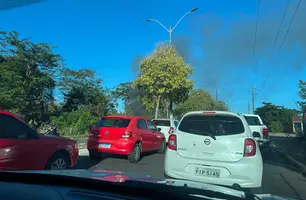 Incêndio atinge vegetação ao lado de linha férrea na zona Leste de Teresina (Foto: Cecília Brandão/Conecta Piauí)