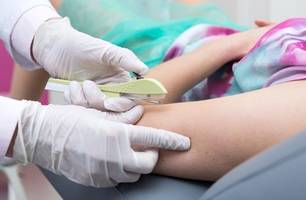 Inserção de implante contraceptivo (Foto: Reprodução Cofen)