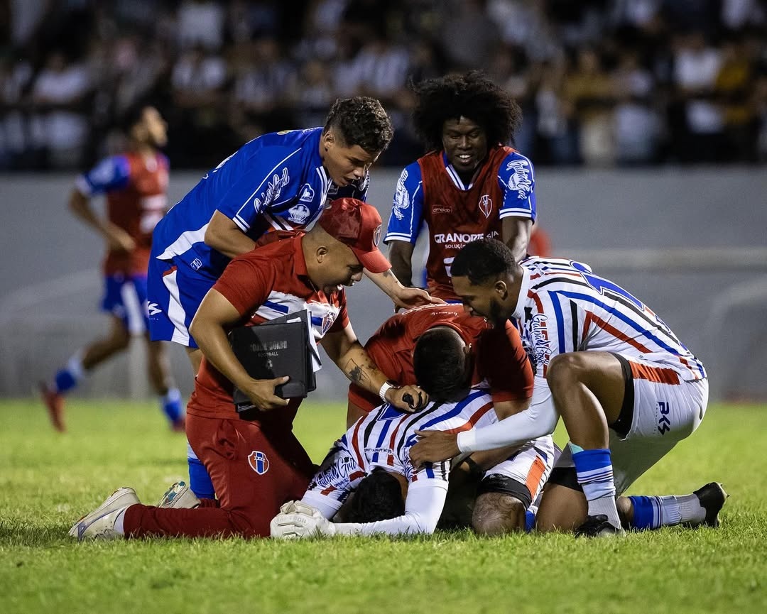 Jogadores do Maranhão comemoram classificação após jogo com o Central fora de casa