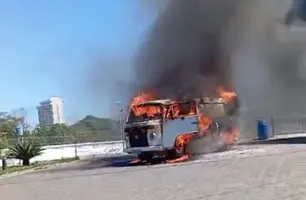 Kombi pega fogo próximo a posto de combustíveis na zona Leste de Teresina (Foto: Reprodução)