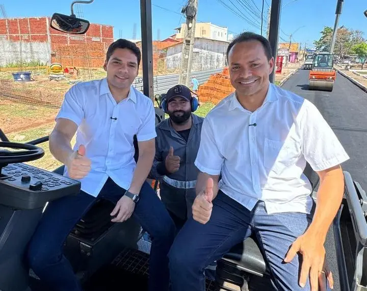 Leo Sobral e prefeito de José de Freitas visitam obras da Travessia Urbana