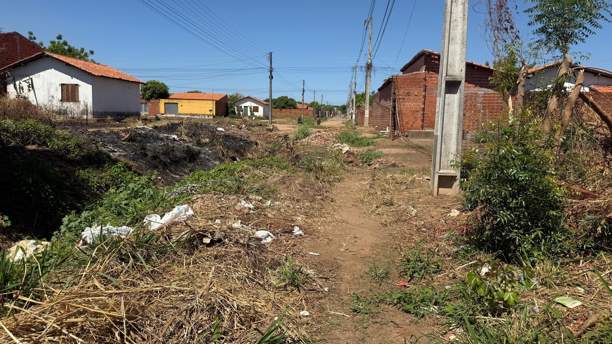 Lixo nas ruas no Torquato Neto.