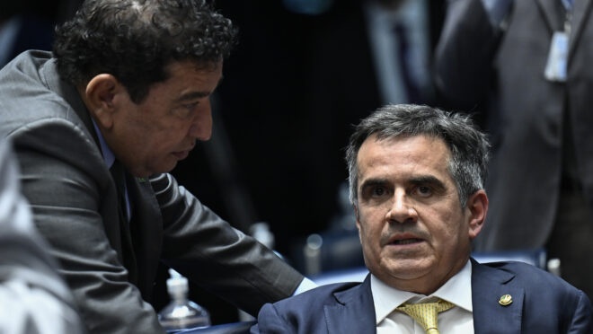 Magno Malta (PL-ES) encara Ciro Nogueira (PP-PI) no plenário do Senado. Nogueira está perdendo credibilidade com a direita