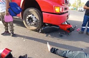 Motocicleta vai parar debaixo de caminhão após acidente na zona Leste de Teresina (Foto: Reprodução)