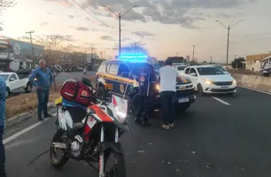 Mulher fica ferida após colidir em traseira de caminhão na BR-316 em Teresina (Foto: Repórter 12/Conecta Piauí)