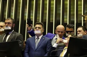 Oposição pernoita nos plenários do Congresso para impedir trabalhos (Foto: José Cruz/Agência Brasil)