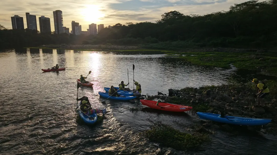 Passeio de caiaque no rio Poty une aventura, lazer e consciência ambiental